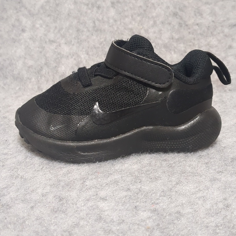 Nike Revolution 7 Triple Black toddler Size 5